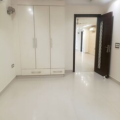 3 BHK + Servant Room Apartment For Rent in JMD Gardens
