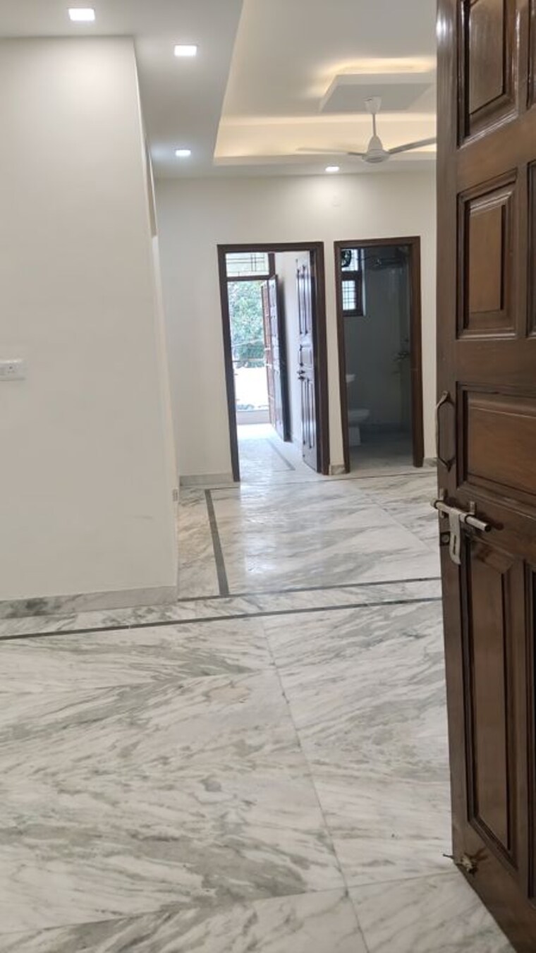 Hall, spring field colony 3 Bedroom 233 Sq.Yd. Builder Floor In Spring Field Colony Faridabad 10488707
