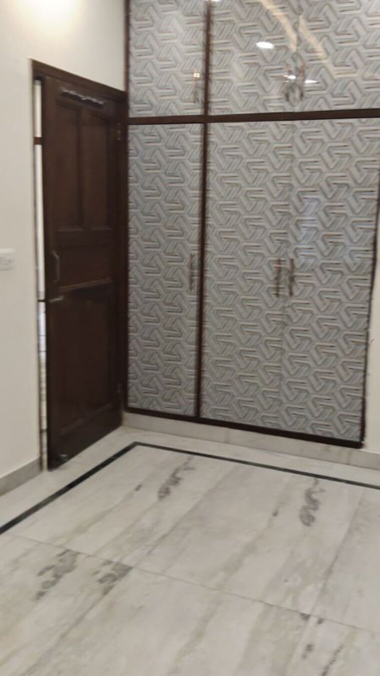 Room, spring field colony 3 Bedroom 233 Sq.Yd. Builder Floor In Spring Field Colony Faridabad 10488707