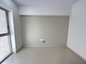 Room in 2 BHK Apartment at Lodha Venezia, Parel – for Rent