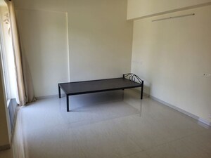 Room in 4 BHK Apartment at Kamgar Putala Vasahat – for Rent