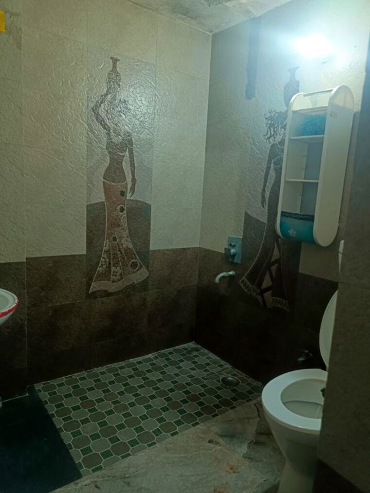 Bathroom, kirtiman-plaza 1 Bedroom 900 Sq.Ft. Independent House In Sector 30 Noida 10489125
