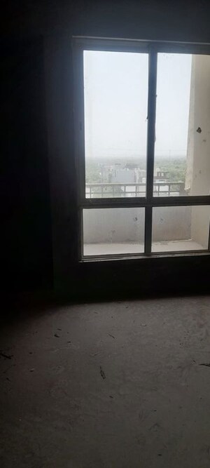 Room in 3.5 BHK Apartment at Jaypee Kensington Park Plot, Sector 133 – for Sale