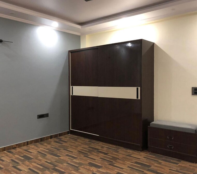 Room, sector 122 6+ Bedroom 200 Sq.Mt. Independent House In Sector 122 Noida 10489176