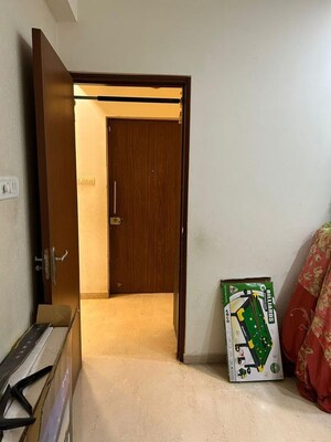 Room in 2.5 BHK Apartment at Kalpataru Estate Mumbai, Jogeshwari East – for Rent