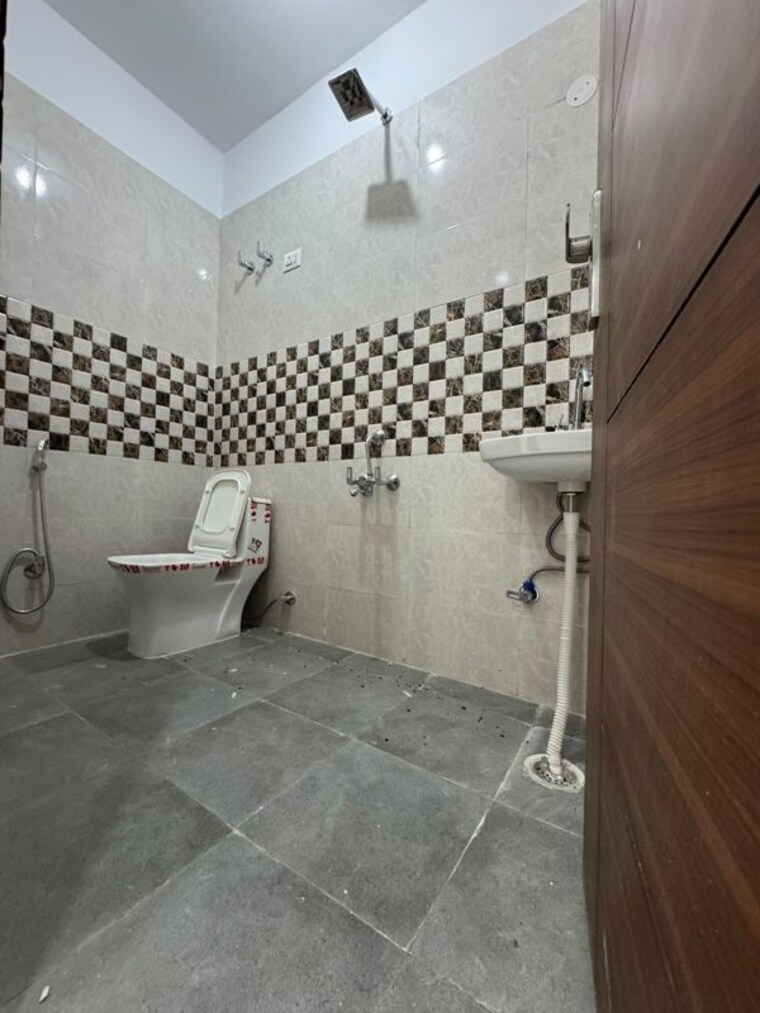 Bathroom, chattarpur 2 Bedroom 850 Sq.Ft. Builder Floor In Chattarpur Delhi 10489260