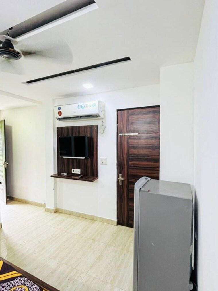 Room, green park extension 1 Bedroom 200 Sq.Yd. Builder Floor In Green Park Extension Delhi 10489324