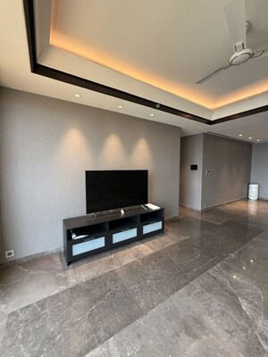 Room in 4 BHK Apartment at Lodha Trump Tower, Worli – for Rent