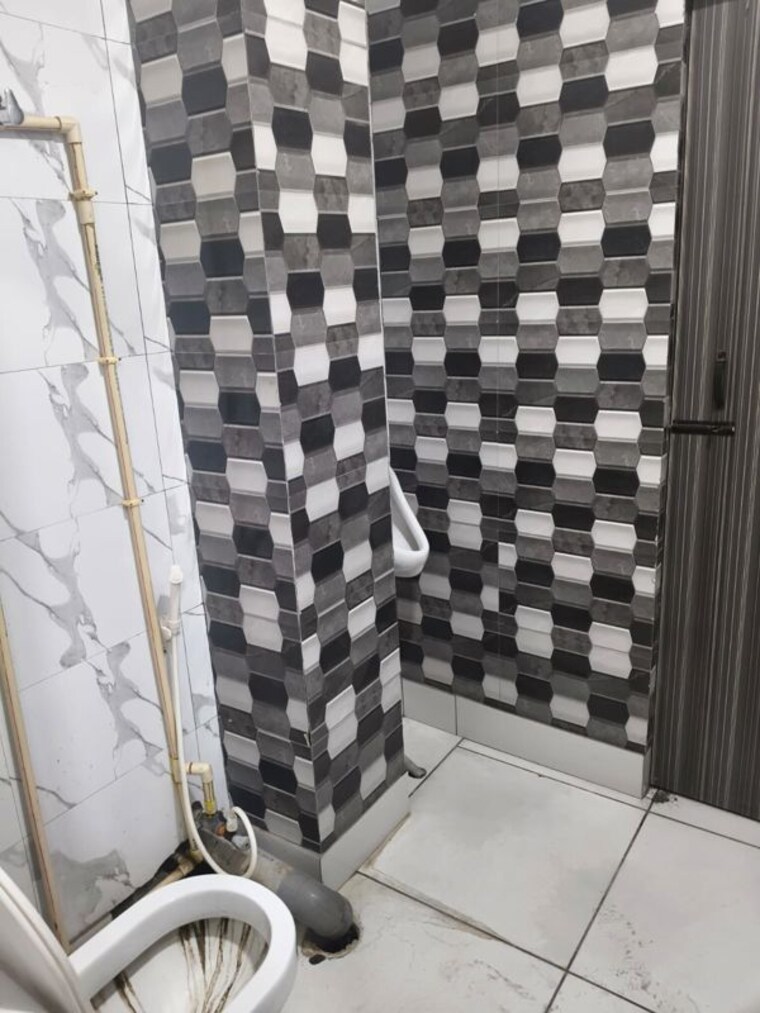 Bathroom, sector 2 Commercial Office Space 2000 Sq.Ft. In Sector 2 Noida 10489392