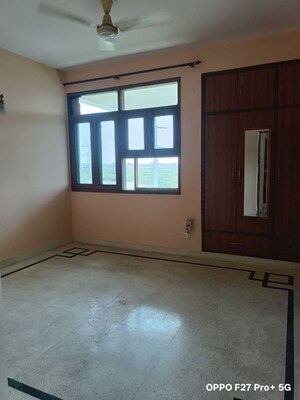 Room in 3 BHK Apartment at Sector 11 Dwarka – for Rent