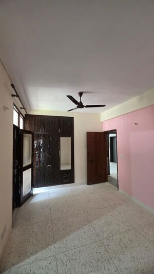 Room in 3 BHK Apartment at Sector 6 Dwarka – for Rent