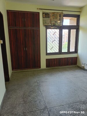 Room in 3 BHK Apartment at Sector 6 Dwarka – for Rent