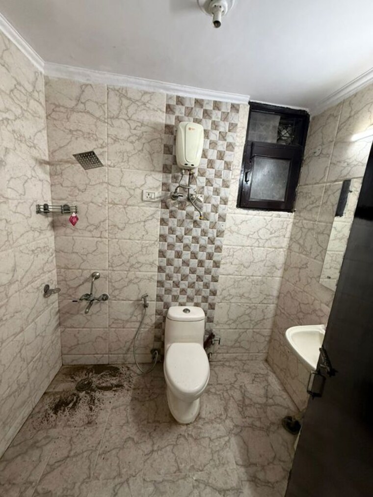 Bathroom, sainik farm 3 Bedroom 2000 Sq.Ft. Villa In Sainik Farm Delhi 10489441