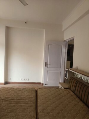 Room in 3 BHK Apartment at Amrapali Silicon City, Sector 76 – for Rent