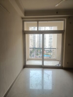 Room in 3 BHK Apartment at Amrapali Silicon City, Sector 76 – for Rent