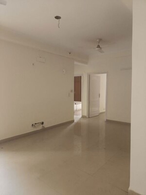 Room in 3 BHK Apartment at Amrapali Silicon City, Sector 76 – for Rent