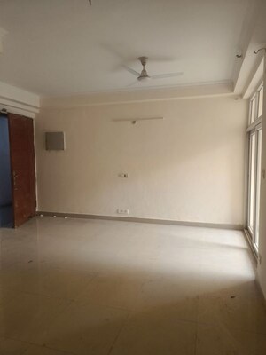 Room in 3 BHK Apartment at Amrapali Silicon City, Sector 76 – for Rent