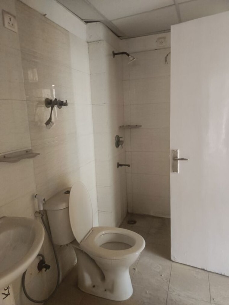 Bathroom, amrapali-silicon-city 3 Bedroom 1420 Sq.Ft. Apartment In Sector 76 Noida 10489557