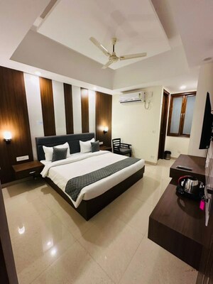 Team Area in 2 BHK Apartment at Amrapali Silicon City, Sector 76 – for Rent