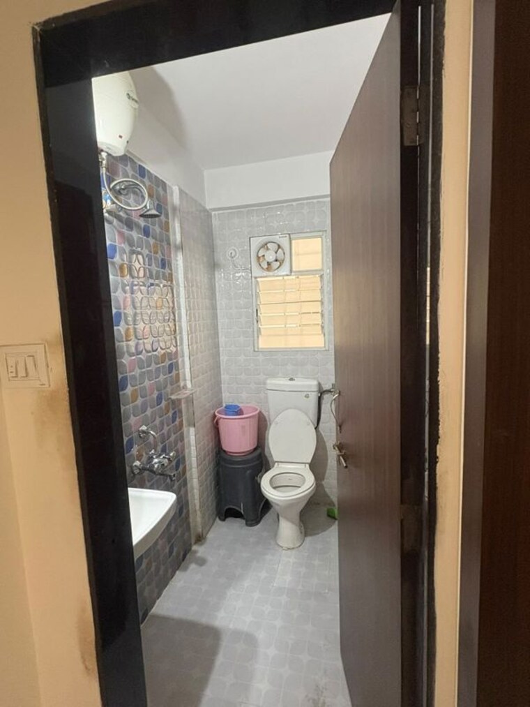 Bathroom, mak-snehangan-residency 1 Bedroom 700 Sq.Ft. Apartment In Wakad Pune 10489632