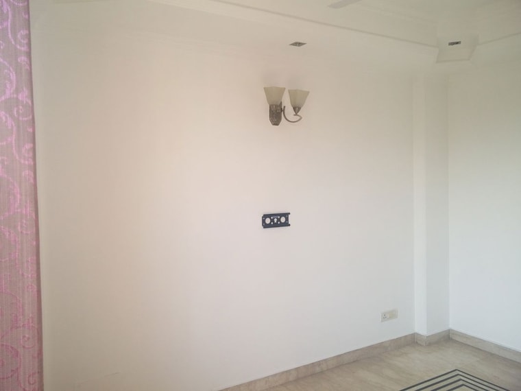 Room, sector 15 3 Bedroom 112 Sq.Mt. Builder Floor In Sector 15 Noida 10489825