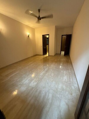 Room in 4 BHK Builder Floor at Panchsheel Park – for Rent