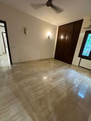 Room in 4 BHK Builder Floor at Panchsheel Park – for Rent