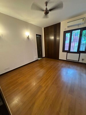 Room in 4 BHK Builder Floor at Panchsheel Park – for Rent