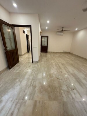 Room in 4 BHK Builder Floor at Panchsheel Park – for Rent