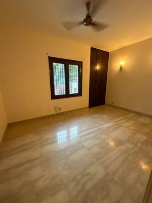 Room in 4 BHK Builder Floor at Panchsheel Park – for Rent