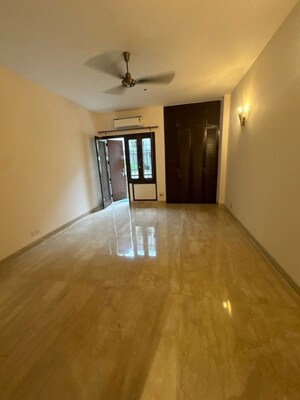 Room in 4 BHK Builder Floor at Panchsheel Park – for Rent
