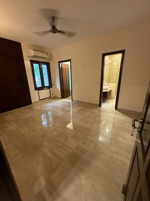 Room in 4 BHK Builder Floor at Panchsheel Park – for Rent