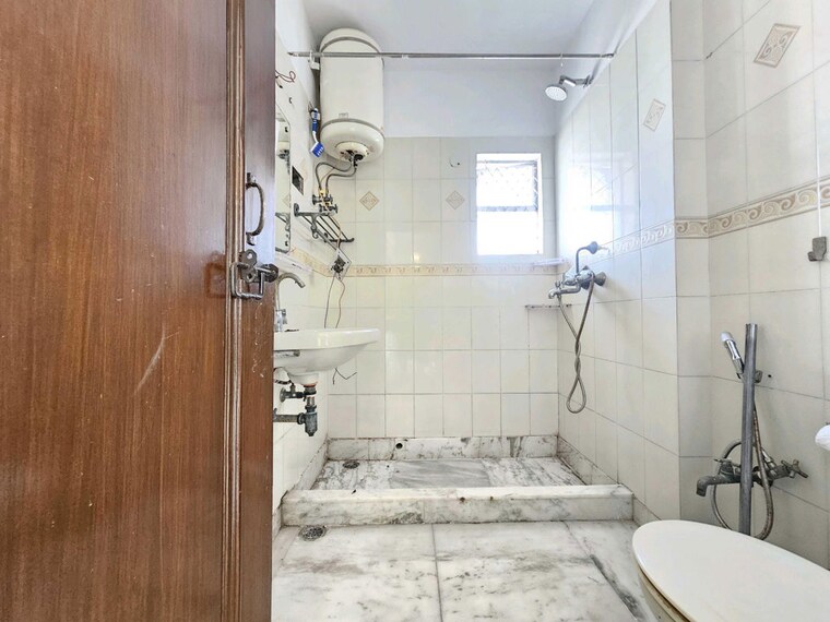 Bathroom, green park extension 4 Bedroom 400 Sq.Yd. Apartment In Green Park Extension Delhi 10490007