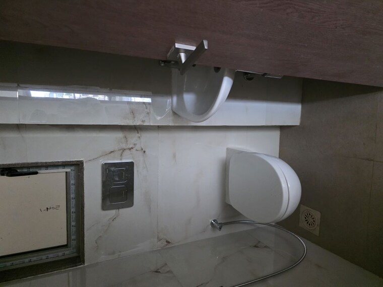 Bathroom, videocon-laxmi-narayan-krupa 2 Bedroom 1000 Sq.Ft. Apartment In Vile Parle West Mumbai 10485665