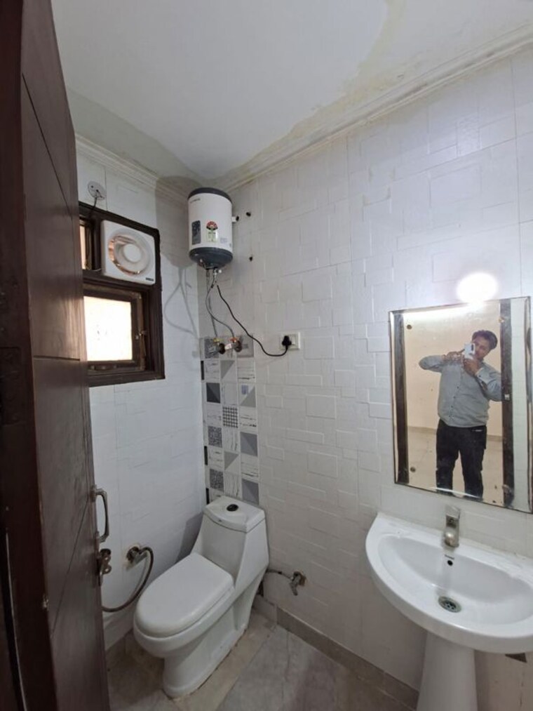 Bathroom, chattarpur 3 Bedroom 1150 Sq.Ft. Builder Floor In Chattarpur Delhi 10490016
