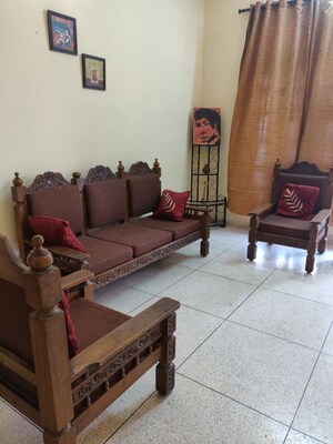 Living Room in 2 BHK Builder Floor at Sector 14 – for Rent