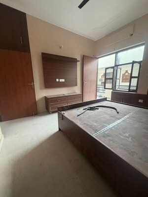 Room in 2 BHK Builder Floor at Sector 15 ii – for Rent