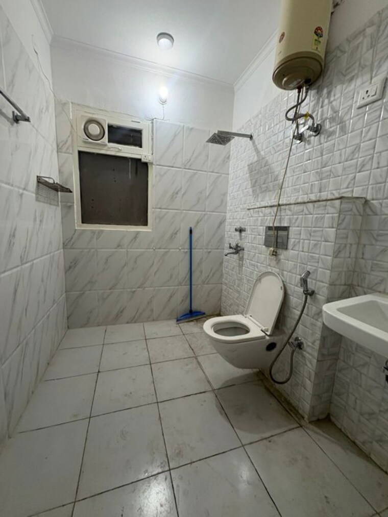 Bathroom, dlf-city-phase-v 4 Bedroom 2200 Sq.Ft. Builder Floor In Dlf Phase V Gurgaon 10485335