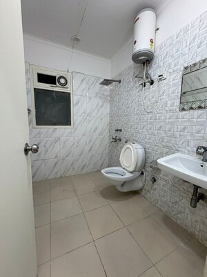 Bathroom in 4 BHK Builder Floor at DLF City Phase V, Dlf Phase V – for Rent