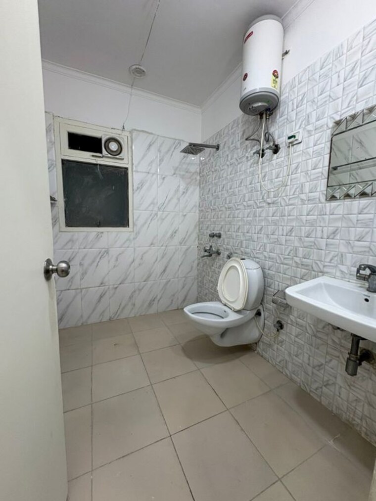 Bathroom, dlf-city-phase-v 4 Bedroom 2200 Sq.Ft. Builder Floor In Dlf Phase V Gurgaon 10485335