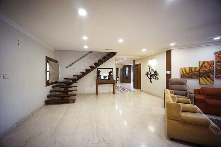 Room, navrangpura 6 Bedroom 340 Sq.Yd. Apartment In Navrangpura Ahmedabad 10482697