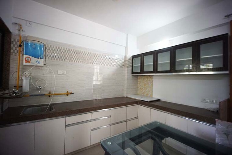 Kitchen, naranpura 3.5 Bedroom 150 Sq.Yd. Apartment In Naranpura Ahmedabad 10482511