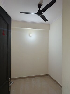 Room in 2.5 BHK Apartment at JM Florance, Tech Zone 4 Greater Noida – for Rent