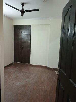 Room in 2.5 BHK Apartment at JM Florance, Tech Zone 4 Greater Noida – for Rent