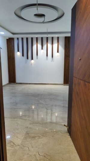 Room in 4 BHK Builder Floor at Green Fields Colony – for Rent