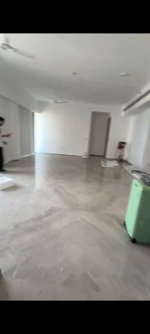 Room in 4 BHK Apartment at Prestige Jasdan Classic, Mahalaxmi – for Rent