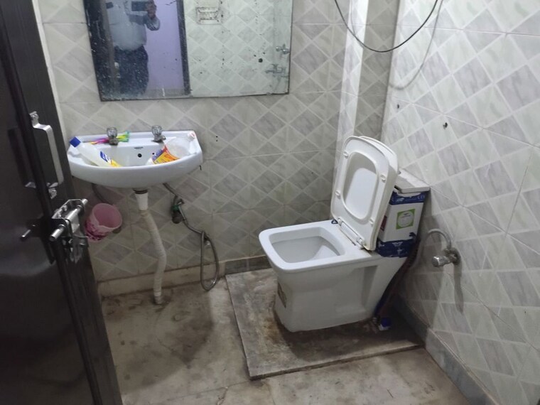 Bathroom, lajpat nagar ii 2 Bedroom 100 Sq.Yd. Builder Floor In Lajpat Nagar ii Delhi 10490423