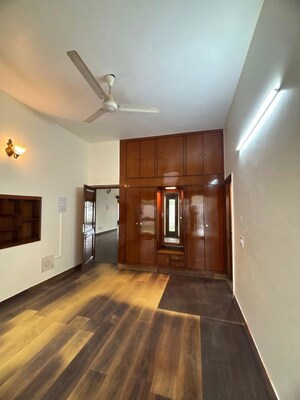 Room in 3 BHK Builder Floor at Sector 35 – for Rent