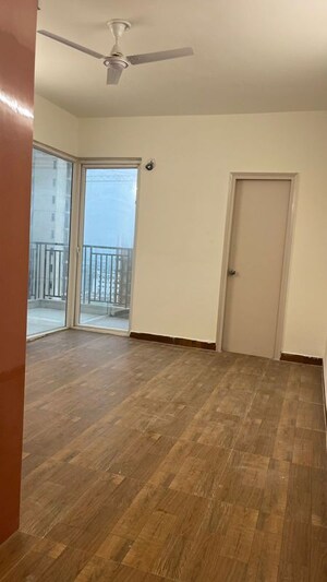 Room in 3.5 BHK Apartment at Irish Pearls, Tech Zone 4 Greater Noida – for Rent