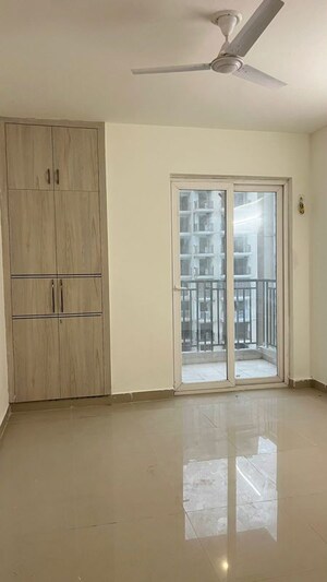 Room in 3.5 BHK Apartment at Irish Pearls, Tech Zone 4 Greater Noida – for Rent